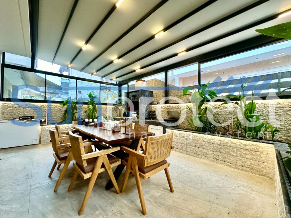 another pergola in a restaurant made by Sunprotect